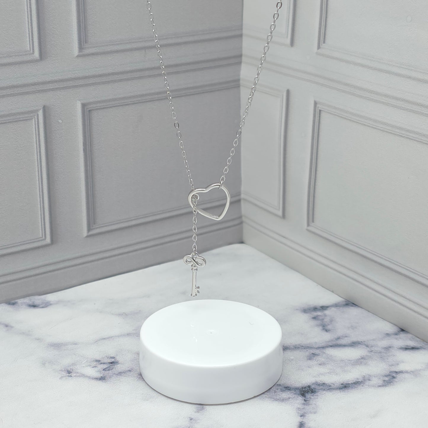 Collar de plata con corazón y llave