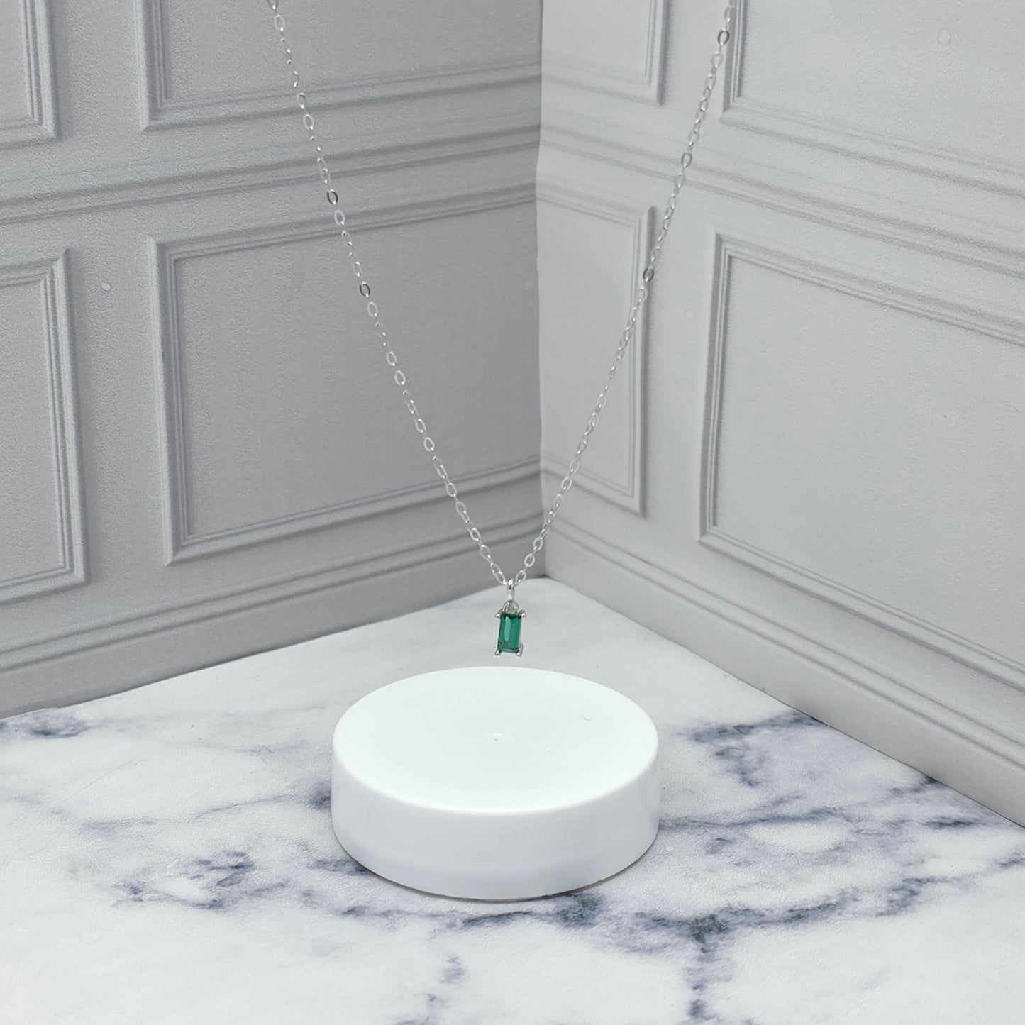 ollar de plata con piedra color esmeralda rectangular