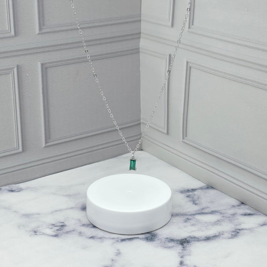 ollar de plata con piedra color esmeralda rectangular