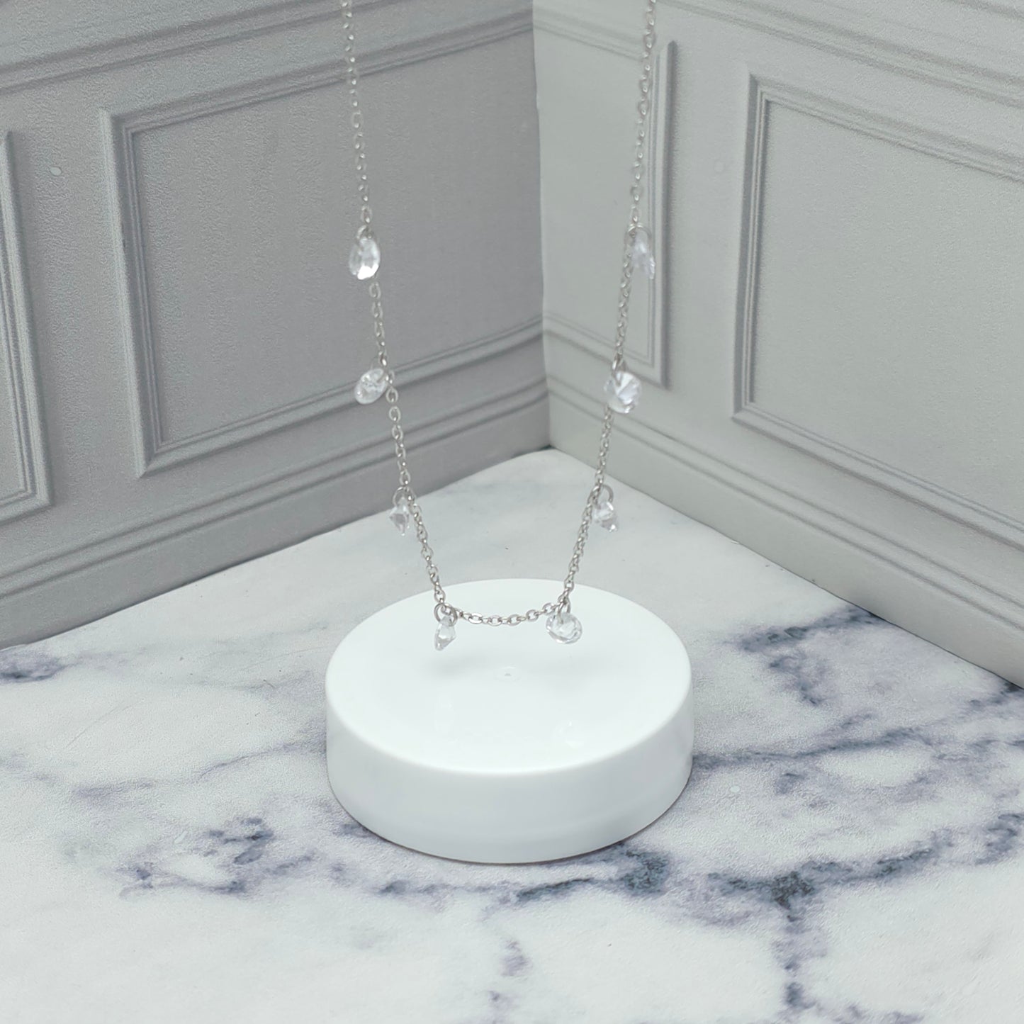 Collar de plata con dijes de circonia