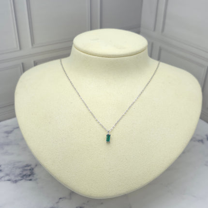 ollar de plata con piedra color esmeralda rectangular