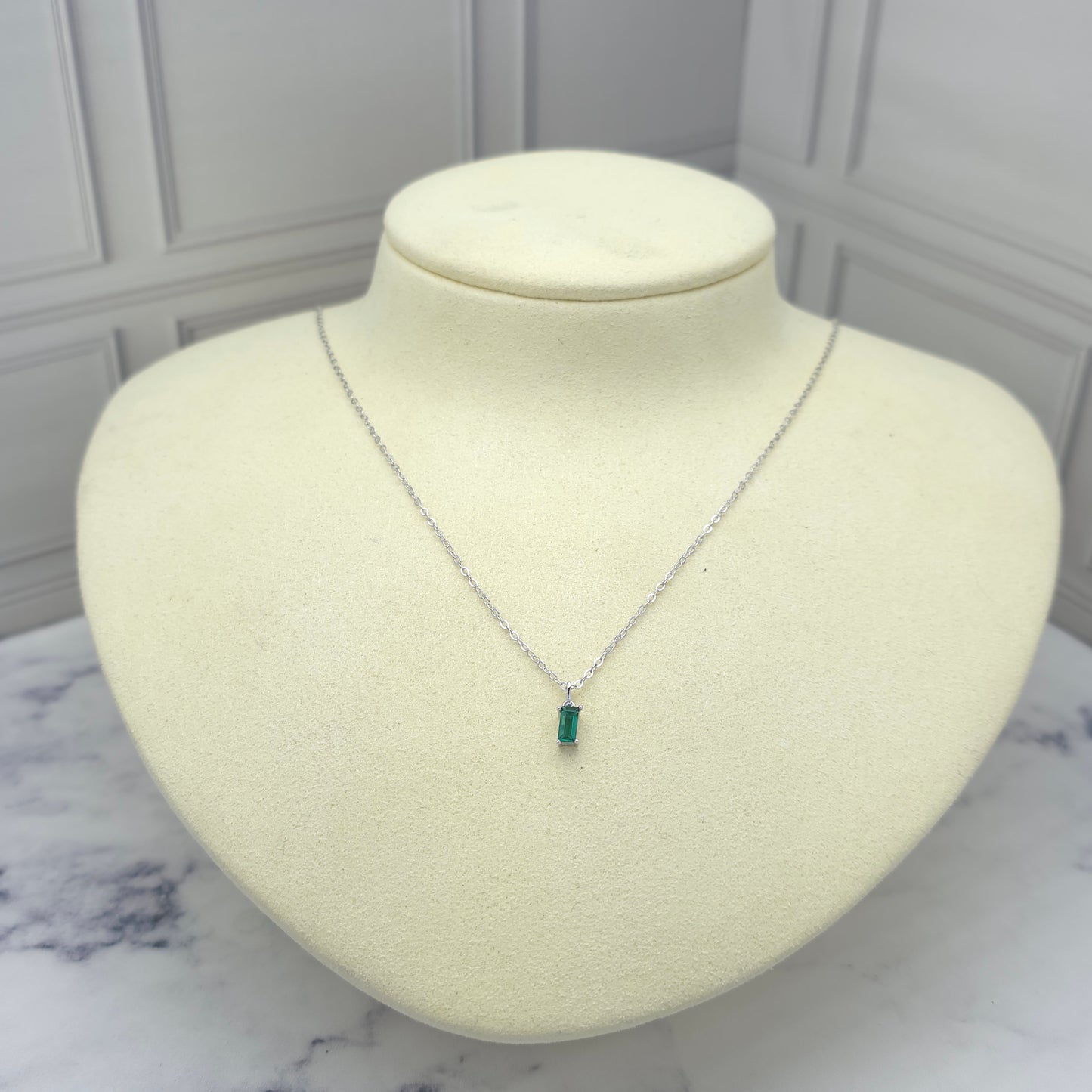 ollar de plata con piedra color esmeralda rectangular