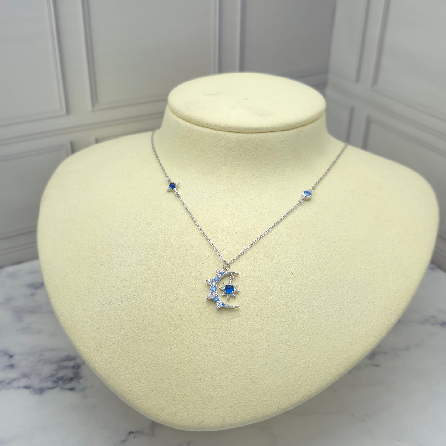 Collar de plata con luna y estrella azul