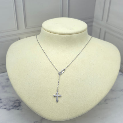 Collar de plata con cruz y símbolo de infinito