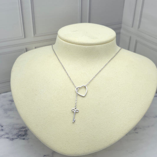 Collar de plata con corazón y llave