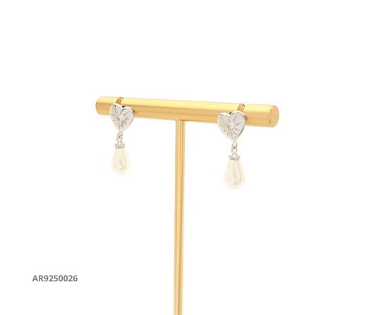 Aretes con corazón y perla colgante