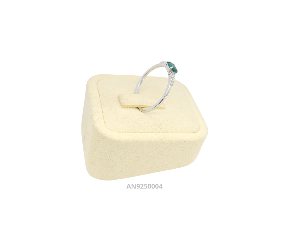 Anillo de plata 925 con circonia ovalada verde esmeralda