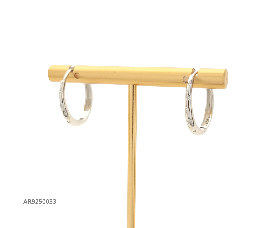 Argollas de plata con grabado de estrellas de circonia