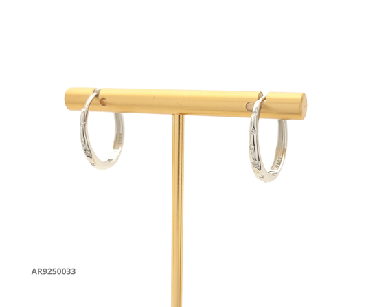 Argollas de plata con grabado de estrellas de circonia