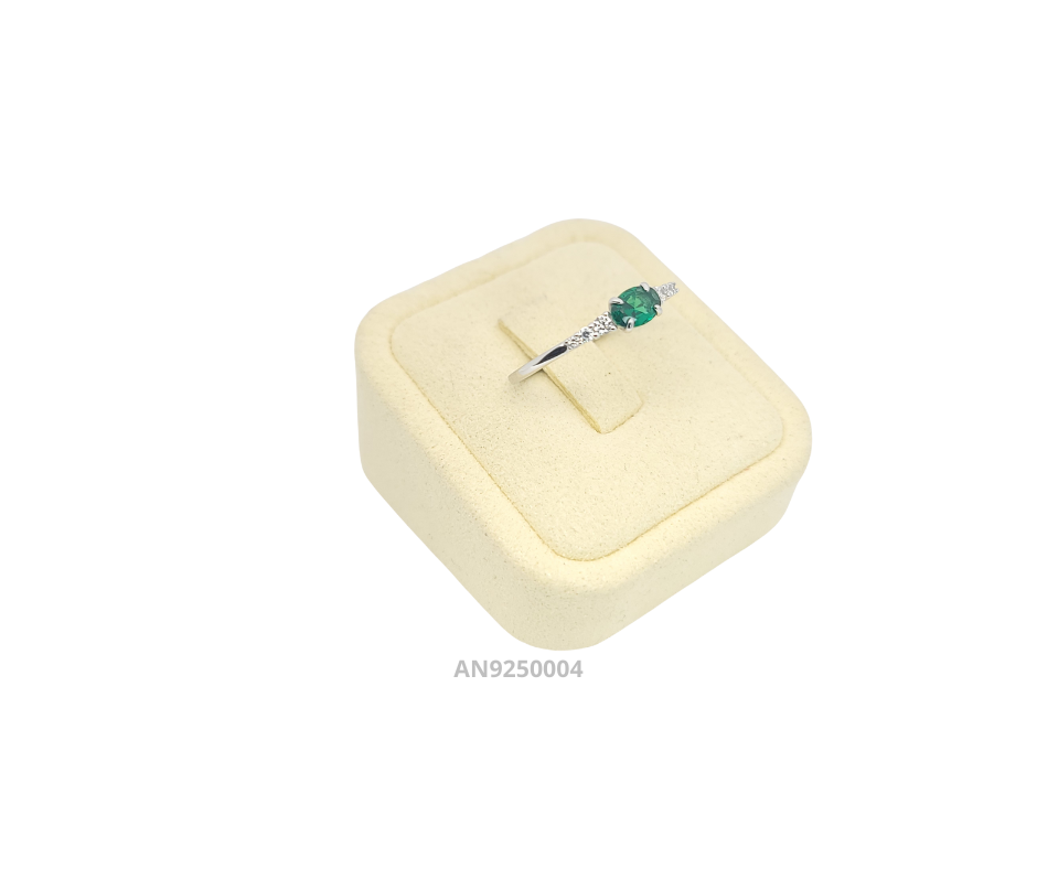 Anillo de plata 925 con circonia ovalada verde esmeralda