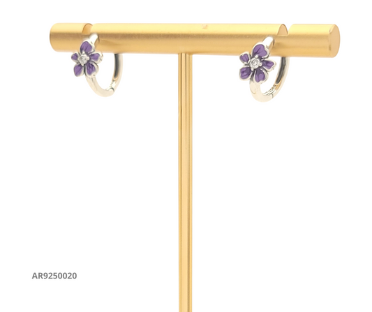 Aretes tipo argolla con flor esmaltada en lila