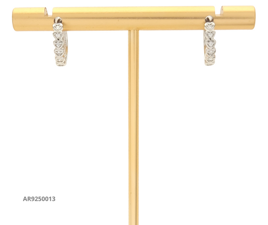 Aretes tipo argolla con diseño de corazones