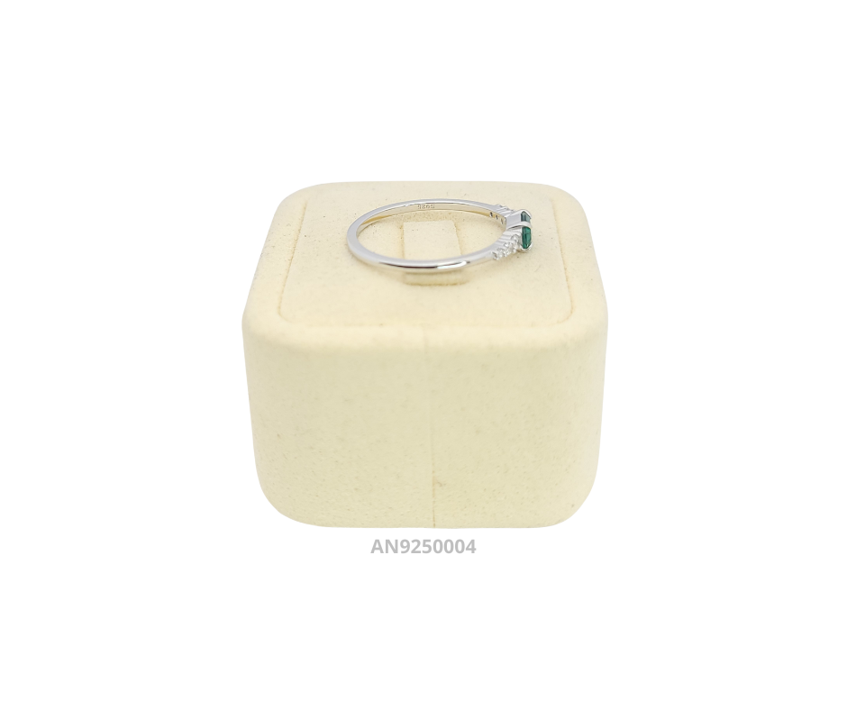 Anillo de plata 925 con circonia ovalada verde esmeralda