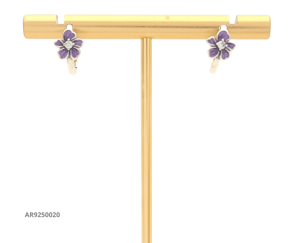 Aretes tipo argolla con flor esmaltada en lila