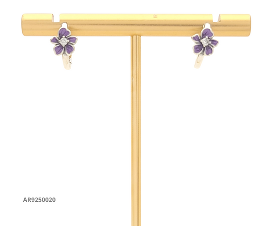 Aretes tipo argolla con flor esmaltada en lila