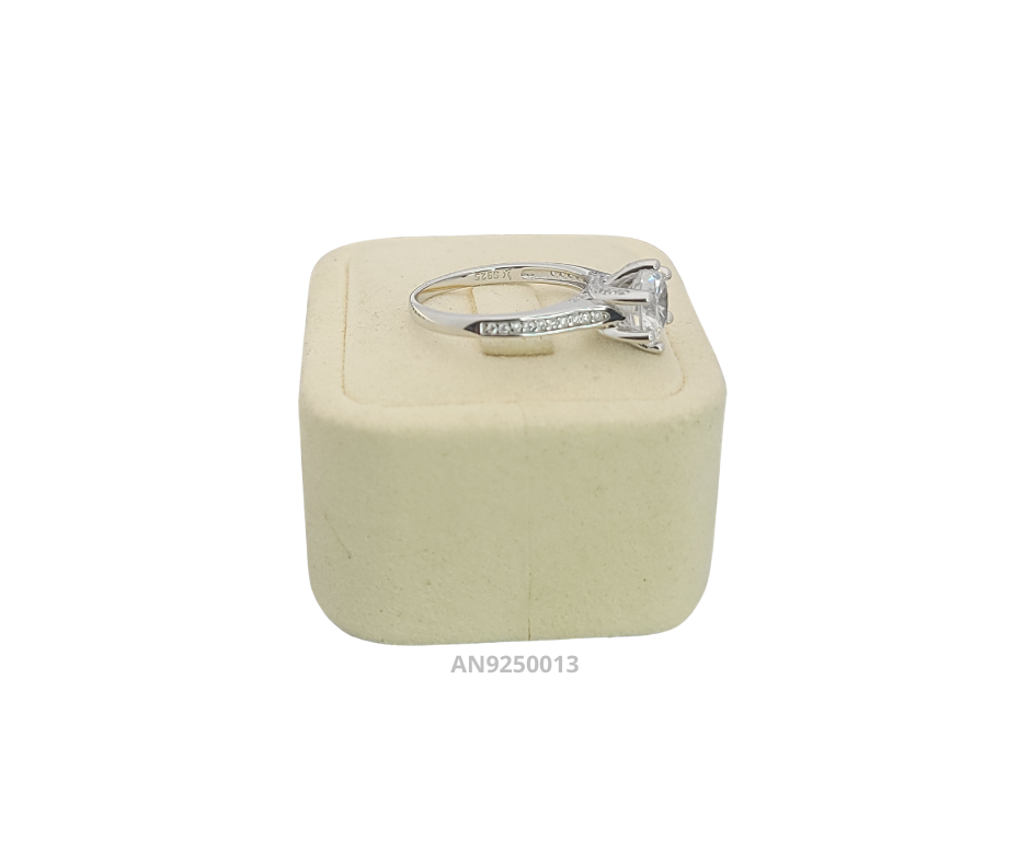Anillo de plata 925 zirconia central