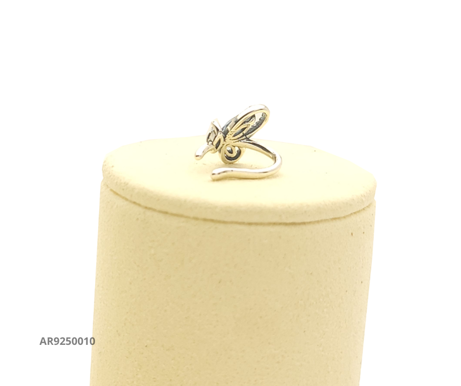 Arete con diseño de mariposa y circonias