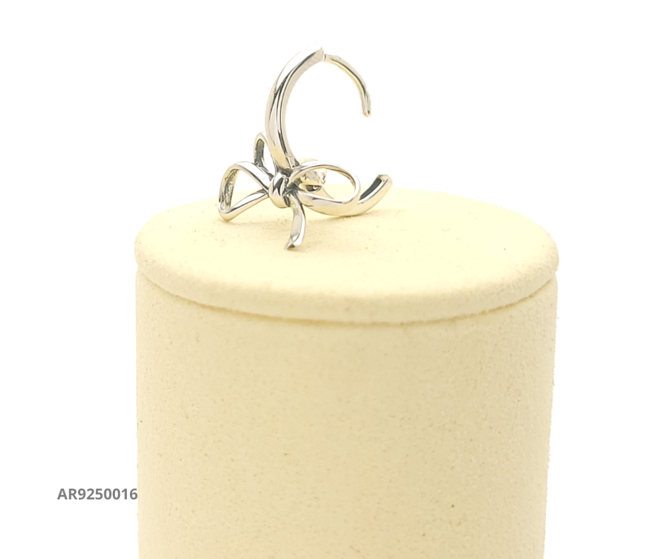 Aretes tipo argolla con dije de moño