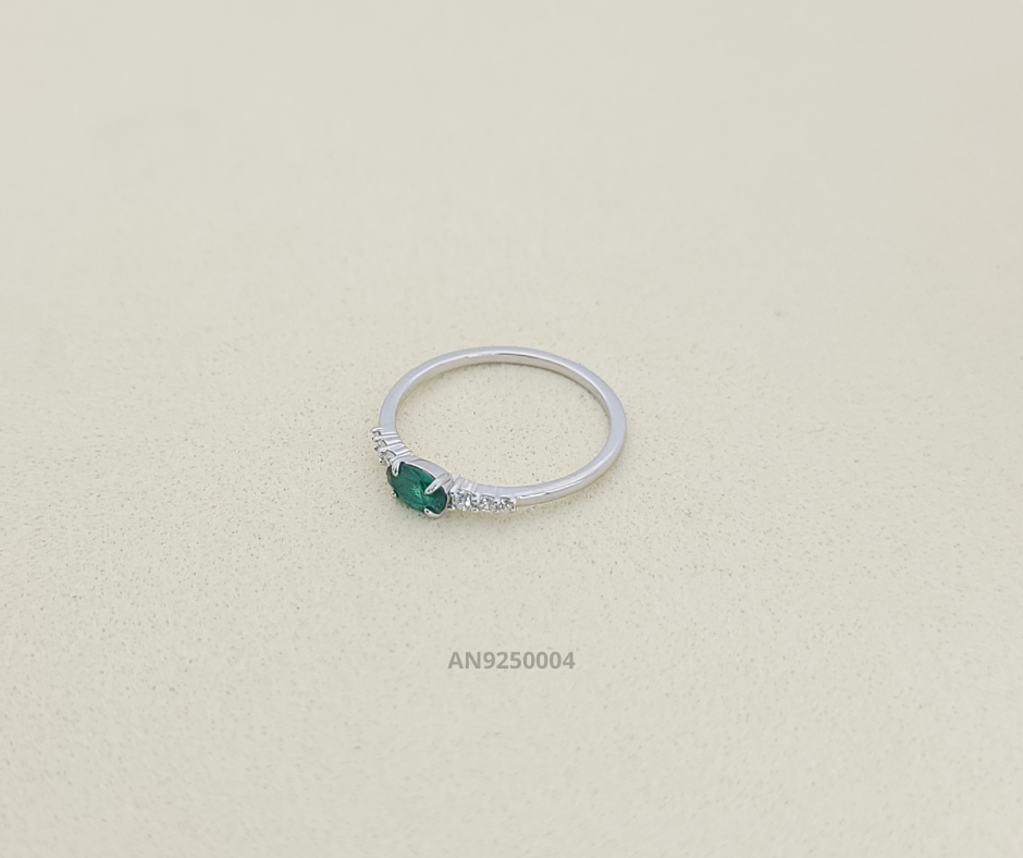 Anillo de plata 925 con circonia ovalada verde esmeralda