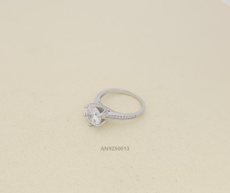 Anillo de plata 925 zirconia central