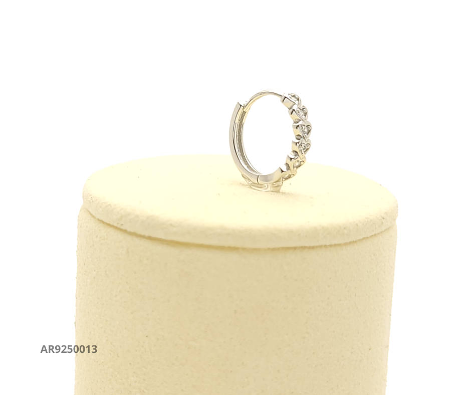Aretes tipo argolla con diseño de corazones