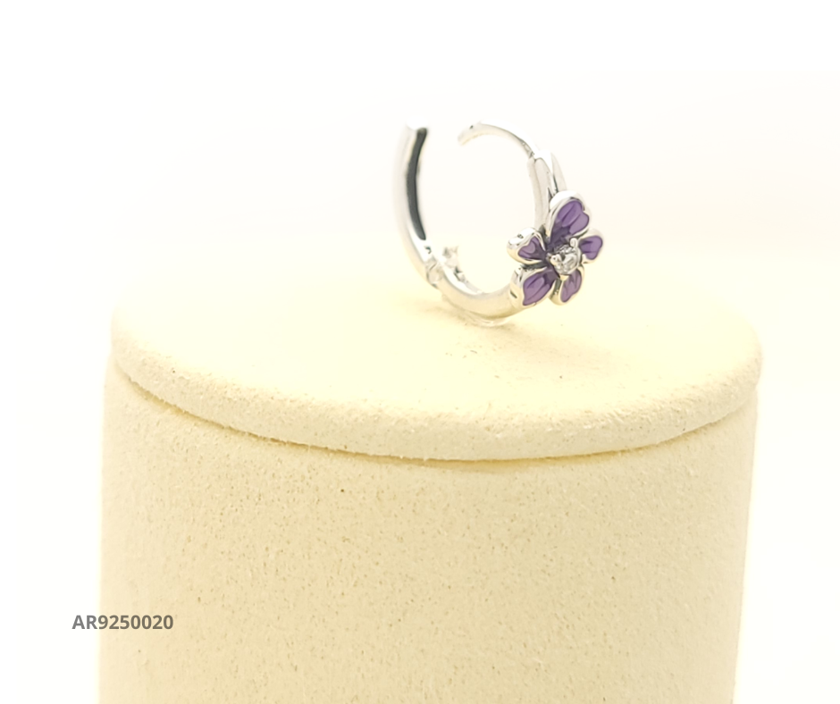 Aretes tipo argolla con flor esmaltada en lila