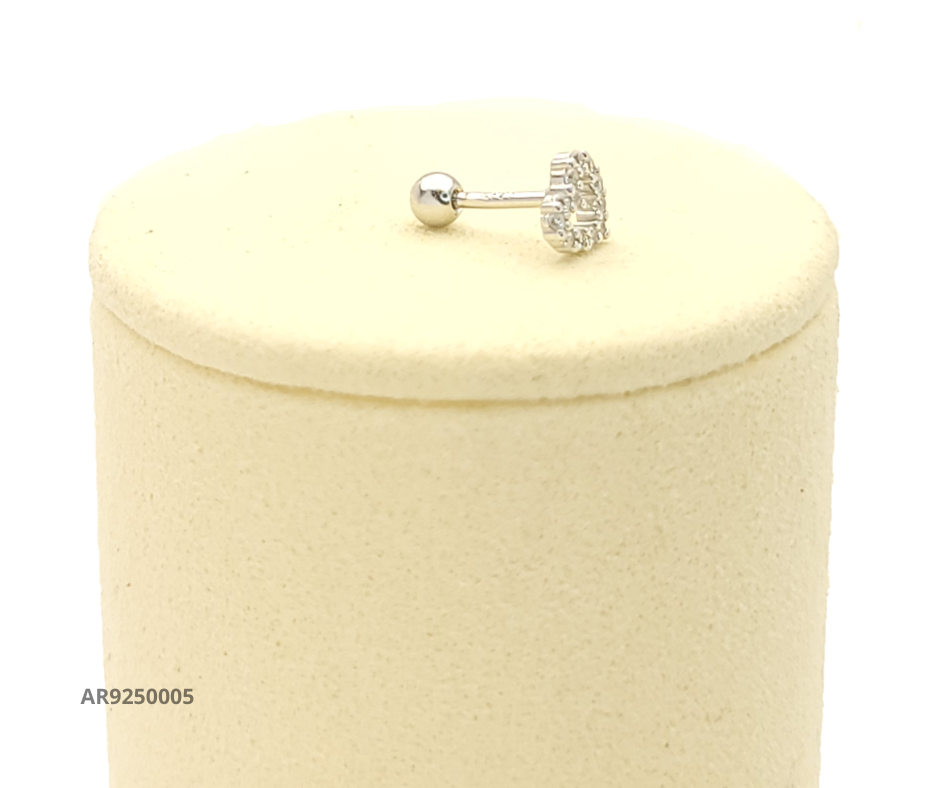 Aretes de plata en forma de corazón con circonias