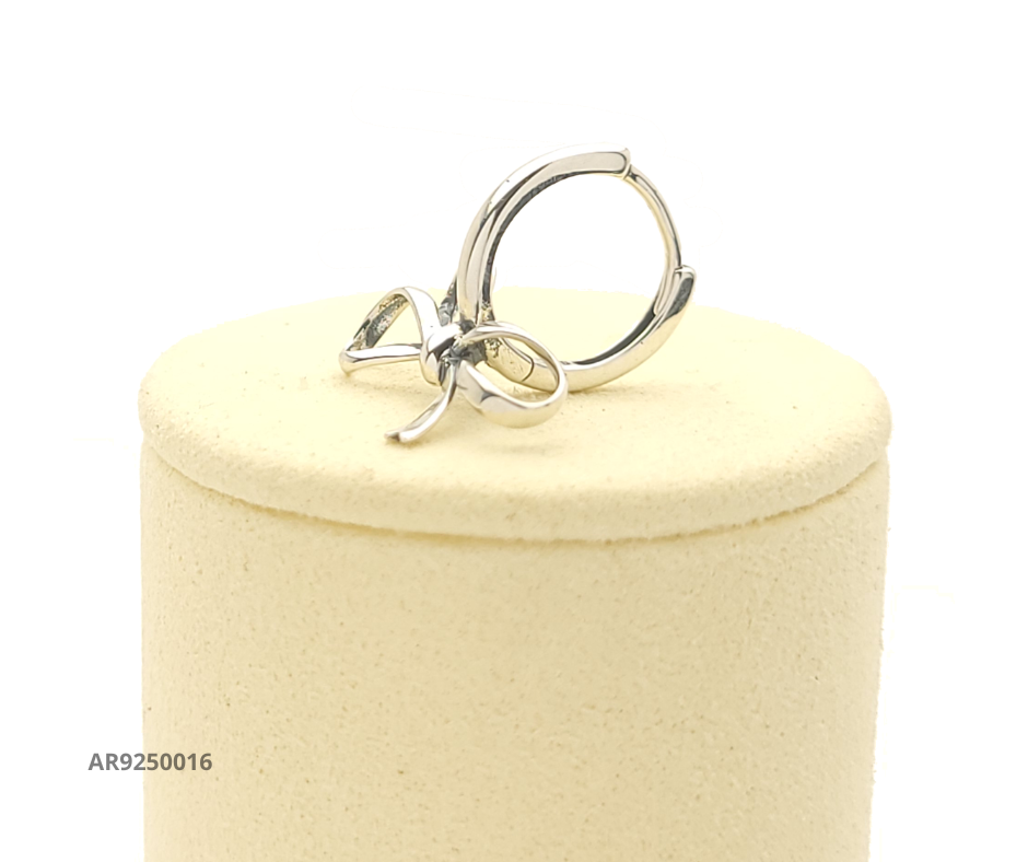 Aretes tipo argolla con dije de moño