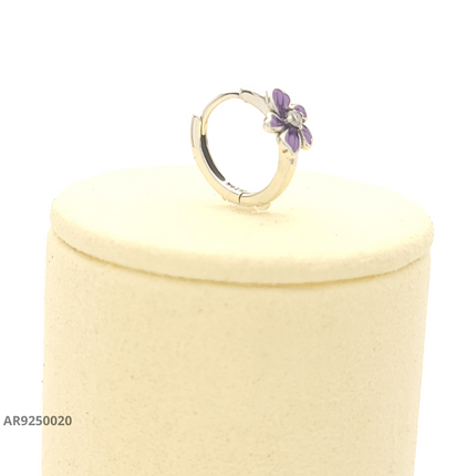 Aretes tipo argolla con flor esmaltada en lila