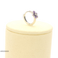 Aretes tipo argolla con flor esmaltada en lila