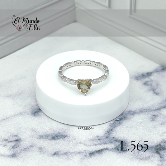 Anillo “Corazón Durazno” con piedra central y aro de brillo completo