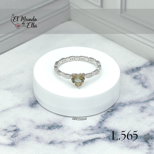 Anillo “Corazón Durazno” con piedra central y aro de brillo completo