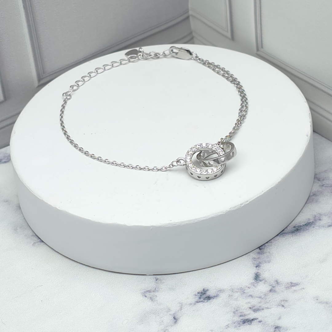 Pulsera de plata con círculos entrelazados