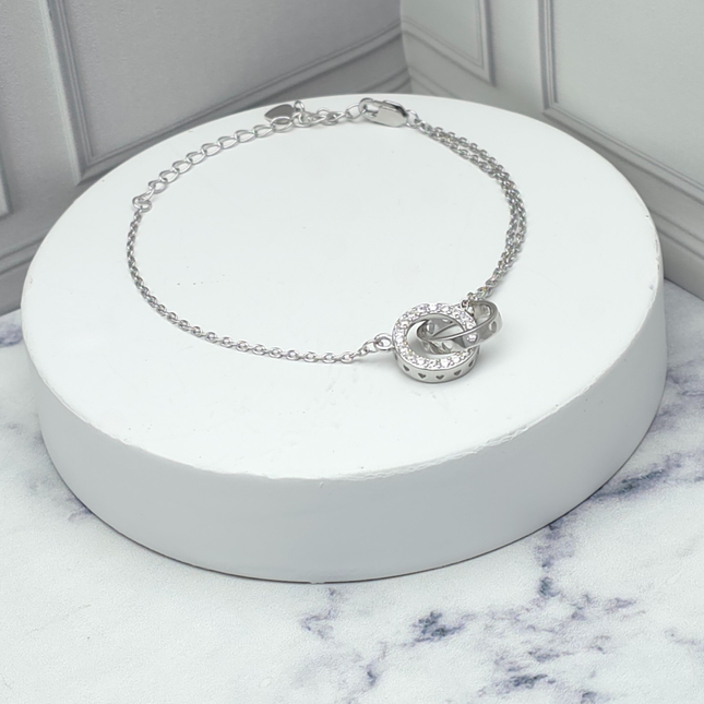 Pulsera de plata con círculos entrelazados