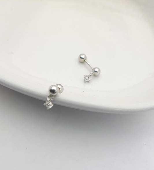 Aretes de bolita con dije de cristal