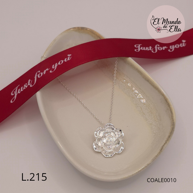 Collar con Dije Flor Estilizada