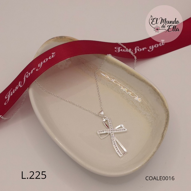 Collar con Dije de Cruz Elegante