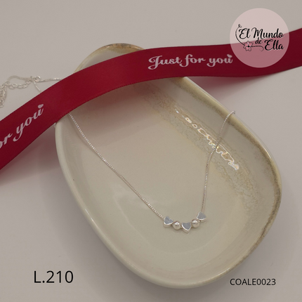 Collar con Detalles de Corazones y Esferas